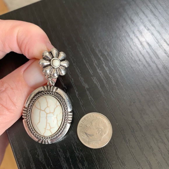 ❤️NWT *BOUTIQUE*  WHITE GLENDALE SILVERTONE EARRINGS - Picture 2 of 3